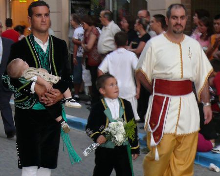 CENTENARES DE PERSONAS PARTICIPARON EN LA OFRENDA DE FLORES A LA PATRONA DE JUMILLA