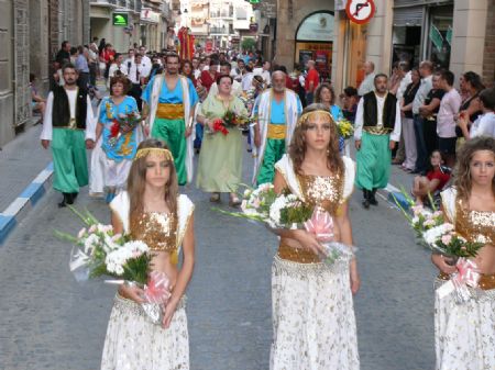 CENTENARES DE PERSONAS PARTICIPARON EN LA OFRENDA DE FLORES A LA PATRONA DE JUMILLA