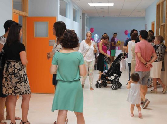Decenas de padres y madres conocen los servicios de la Escuela Infantil Municipal en su jornada de puertas abiertas