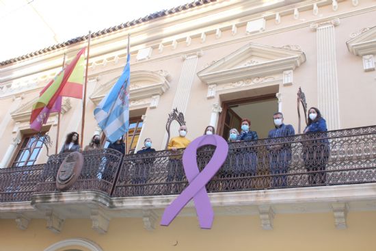 El Ayuntamiento coloca el lazo morado contra la violencia de gnero y entrega los premios al mejor cartel y spot sobre el 25N