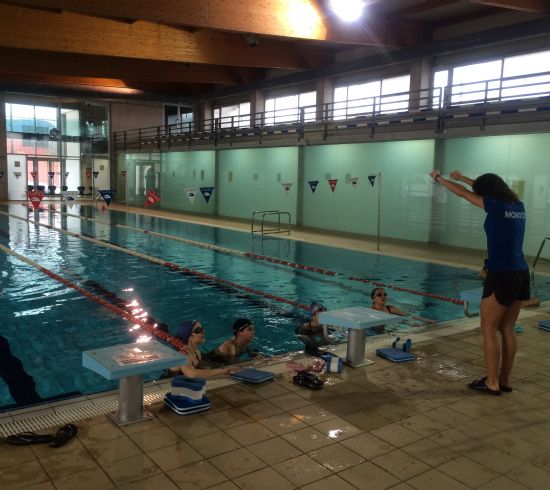 Deportes oferta ms de una treintena de cursos en la piscina climatizada para iniciar la temporada de invierno