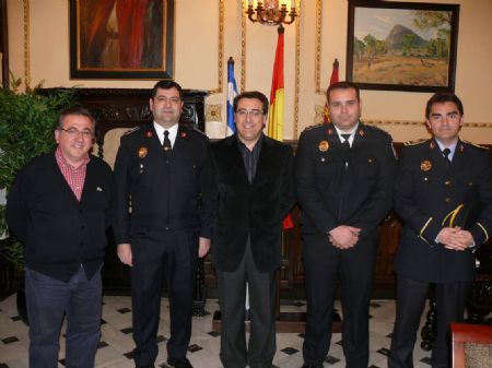 LOS DOS NUEVOS CABOS DE LA POLICA LOCAL TOMAN POSESIN COMO FUNCIONARIOS DE CARRERA