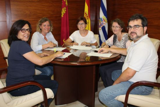 Ayuntamiento y Critas firman el convenio para la concesin de subvencin de 10.000 euros