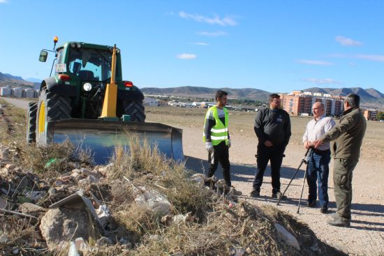 El Ayuntamiento inicia trabajos de limpieza de varios vertederos ilegales en el t�rmino municipal