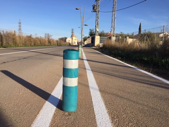 El Ayuntamiento realiza trabajos de repintado de marcas viales y reposicin de bolardos y luminarias en la carretera de Santa Ana