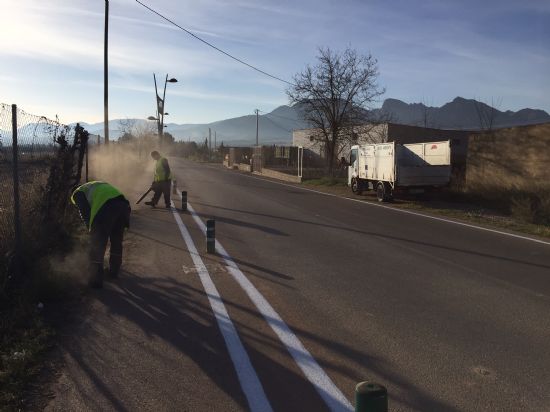 El Ayuntamiento realiza trabajos de repintado de marcas viales y reposicin de bolardos y luminarias en la carretera de Santa Ana