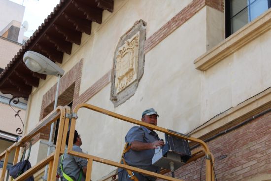 Retirado el escudo franquista de la fachada del Colegio Mariano Surez