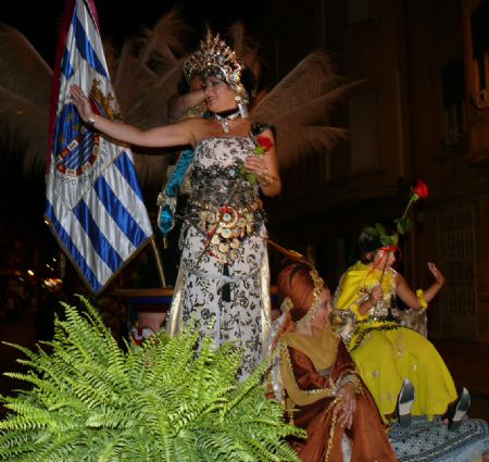 LOS DESFILES DE MOROS Y CRISTIANOS LLENARON DE COLOR Y MSICA FESTERA LAS CALLES DE JUMILLA