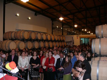CON LA ENTREGA DE LA INSIGNIA DE ORO A ROQUE BAOS, HA COMENZADO EL II CICLO MSICA ENTRE VINOS