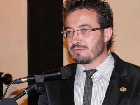 CON LA ENTREGA DE LA INSIGNIA DE ORO A ROQUE BAOS, HA COMENZADO EL II CICLO MSICA ENTRE VINOS