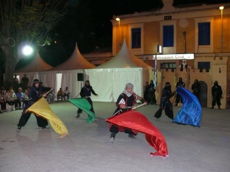 LOS MOROS Y CRISTIANOS REPRESENTAN SUS EMBAJADAS Y EL PARLAMENTO