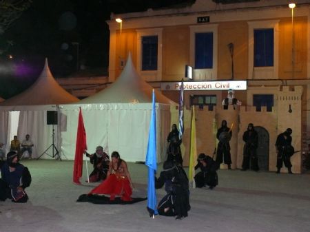 LOS MOROS Y CRISTIANOS REPRESENTAN SUS EMBAJADAS Y EL PARLAMENTO