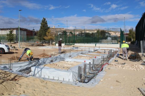 Comienzan las obras de construcci�n de un nuevo edificio de vestuarios en el Polideportivo Municipal La Hoya