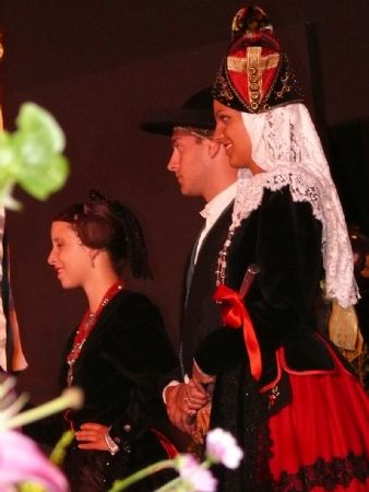 LA GALA DE LAS COMUNIDADES Y LA ACTUACIN DE UN GRUPO RUSO PONE EL PUNTO FINAL AL FESTIVAL DE FOLKLORE