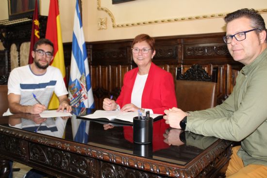 Firmado convenio de 25.000 euros entre Ayuntamiento y Federacin de Peas de la Fiesta de la Vendimia