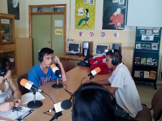 Alumnos y alumnas del IES Arzobispo Lozano despiden el taller de Radio Arzobispo en la Onda con una programa en directo desde el centro