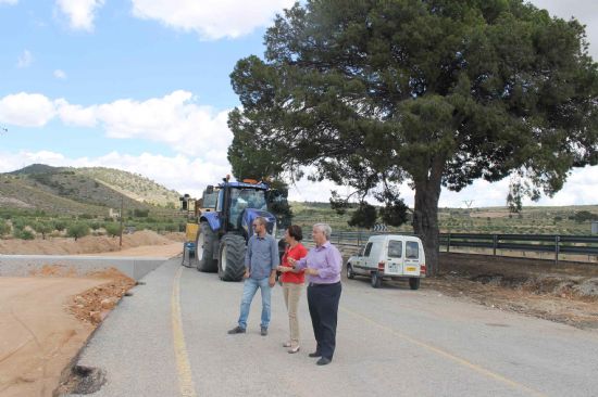 El alcalde visita las obras de construccin de la rotonda que facilitar el acceso a la Hoya Torres