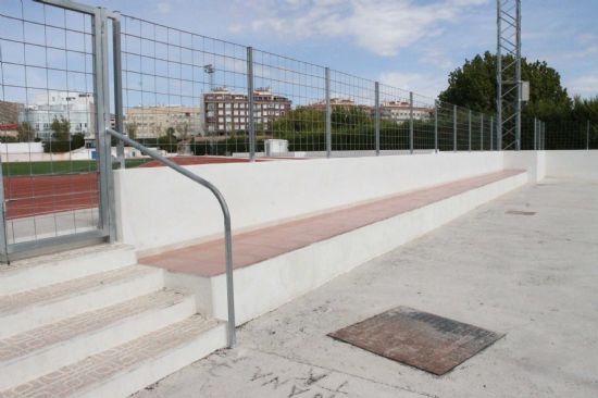 Servicios y Deportes remodelar una de las entradas al Polideportivo Municipal sustituyendo las escaleras metlicas por una rampa de acceso