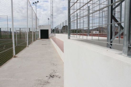 Servicios y Deportes remodelar una de las entradas al Polideportivo Municipal sustituyendo las escaleras metlicas por una rampa de acceso