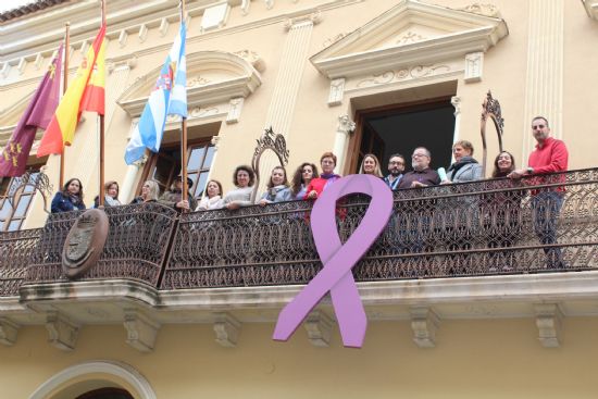 Jumilla coloca el lazo morado contra la violencia de gnero en el balcn del Ayuntamiento