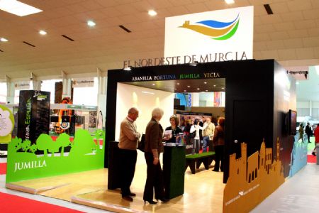 LA CONCEJAL DE TURISMO DESTACA EL APOYO DE LOS COLECTIVOS FESTEROS Y LA ASOCIACIN RUTA DEL VINO EN TURISMUR 2009