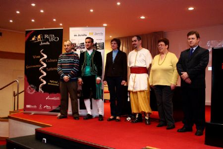 LA CONCEJAL DE TURISMO DESTACA EL APOYO DE LOS COLECTIVOS FESTEROS Y LA ASOCIACIN RUTA DEL VINO EN TURISMUR 2009