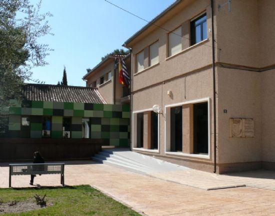 La Biblioteca Pblica Municipal de Jumilla recibe un lote de 100 libros donados por la Universidad de Murcia