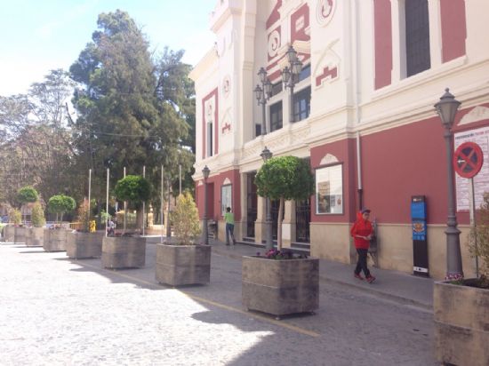Servicios instala los 10 nuevos maceteros que embellecern la fachada del Teatro Vico
