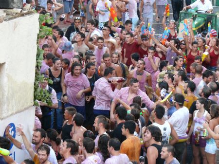 DECENAS DE MILES DE PERSONAS PARTICIPARON Y PRESENCIARON LA GRAN CABALGATA DEL VINO 2010