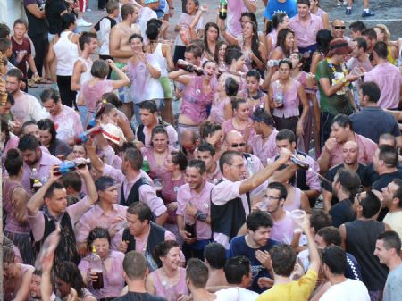 DECENAS DE MILES DE PERSONAS PARTICIPARON Y PRESENCIARON LA GRAN CABALGATA DEL VINO 2010