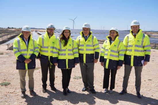 La nueva planta solar Cerrillares I, ubicada en Jumilla, dispone de 50 megavatios y generar lo equivalente a la electricidad que consumen al ao 21.000 viviendas