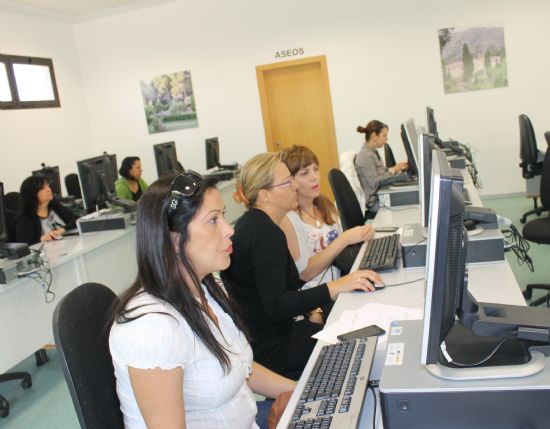 Una decena de mujeres del municipio mejoran sus habilidades informticas en un curso de Igualdad y de la Federacin de Mujeres Rurales