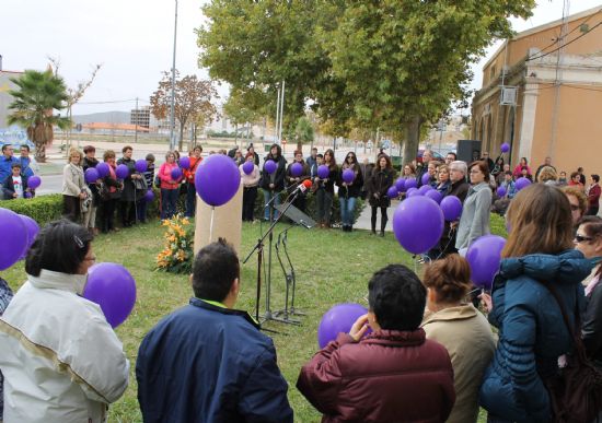 44 globos violetas recuerdan en Jumilla  que la violencia de gnero es un problema de todos y de todas