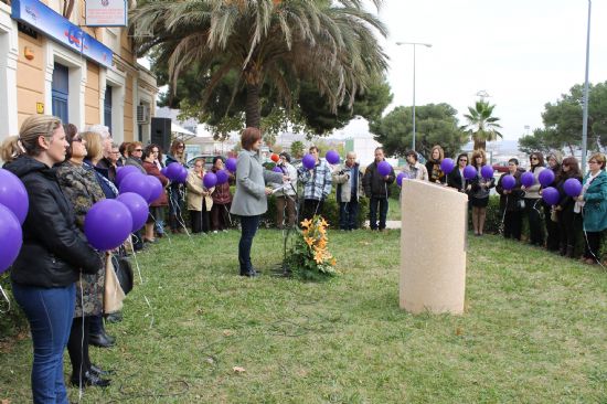 44 globos violetas recuerdan en Jumilla  que la violencia de gnero es un problema de todos y de todas
