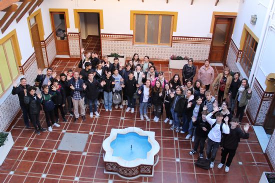 La alcaldesa recibe en el Ayuntamiento a los alumnos franceses del programa de intercambio del IES Arzobispo Lozano