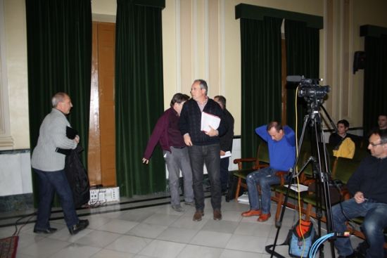 El Pleno ordinario de febrero concluye con el abandono de los grupos de la oposicin de la sala