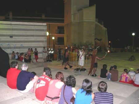 ALREDEDOR DE UN CENTENAR DE PERSONAS CELEBRARON LA NOCHE DE SAN JUAN EN LA PLAZA DE SANTA MARA