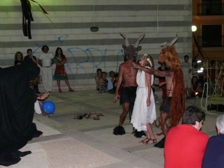 ALREDEDOR DE UN CENTENAR DE PERSONAS CELEBRARON LA NOCHE DE SAN JUAN EN LA PLAZA DE SANTA MARA