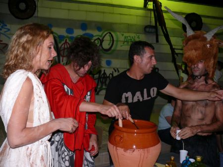 ALREDEDOR DE UN CENTENAR DE PERSONAS CELEBRARON LA NOCHE DE SAN JUAN EN LA PLAZA DE SANTA MARA