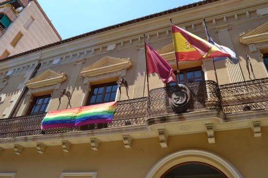El Ayuntamiento de Jumilla ondea por primera vez la bandera arco iris