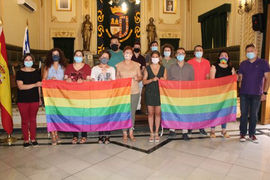 Jumilla conmemora por sexto ao el Da del Orgullo LGTBI+ con la colocacin de la bandera arcoris en el balcn del Ayuntamiento