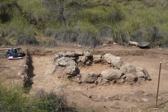 Gran hallazgo de una tumba intacta en la necrpolis del Collado y Pinar de Santa Ana en Jumilla que contena un ajuar tartsico