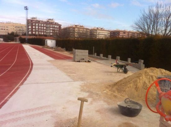 La Concejala de Deportes ultima la pavimentacin del anillo exterior de la pista de atletismo