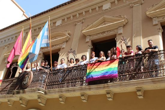 Colocada la bandera del orgullo LGTBI+ en el balcn del Ayuntamiento como smbolo de tolerancia e igualdad