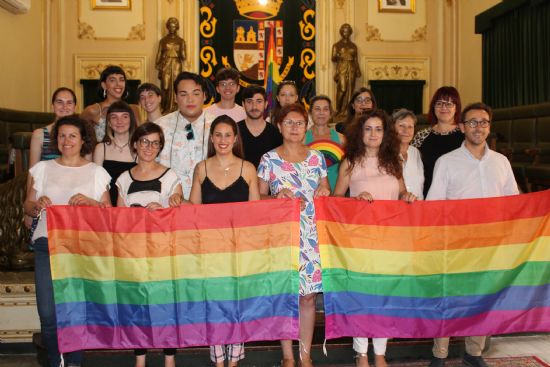 Colocada la bandera del orgullo LGTBI+ en el balcn del Ayuntamiento como smbolo de tolerancia e igualdad