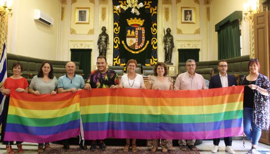 El Ayuntamiento conmemora el D�a del Orgullo LGTBI+ con la lectura de un manifiesto y la colocaci�n de la bandera arco�ris