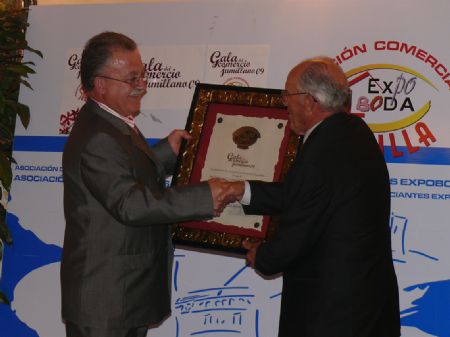 LOS PREMIADOS EN LA V GALA DEL COMERCIO JUMILLANO ESTUVIERON ARROPADOS POR SUS FAMILIAS Y AMIGOS