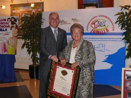 LOS PREMIADOS EN LA V GALA DEL COMERCIO JUMILLANO ESTUVIERON ARROPADOS POR SUS FAMILIAS Y AMIGOS