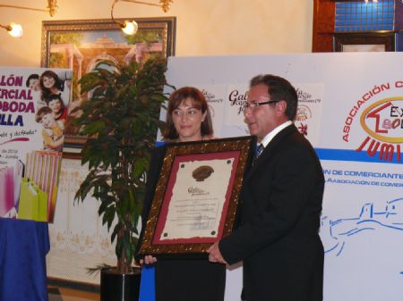 LOS PREMIADOS EN LA V GALA DEL COMERCIO JUMILLANO ESTUVIERON ARROPADOS POR SUS FAMILIAS Y AMIGOS