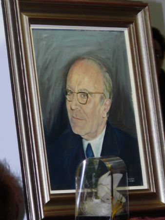 MS DE UN CENTENAR DE PERSONAS ARROPARON A LOS FAMILIARES DE LORENZO GUARDIOLA EN EL ACTO RECUERDO A SU FIGURA